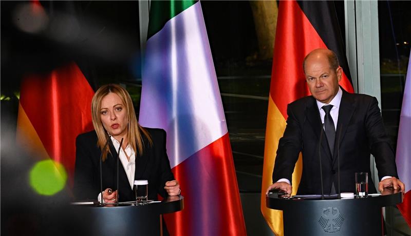 Meloni: Bin nicht mehr allergisch gegen Deutschland Bundeskanzler Olaf Scholz (r, SPD) und Italiens Ministerpräsidentin Giorgia Meloni äußern sich bei einer Pressekonferenz nach ihrem Gespräch im Bundeskanzleramt.