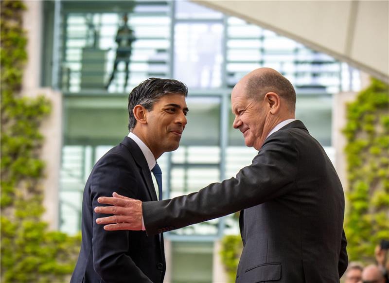 Scholz bleibt bei Nein zu Taurus Bundeskanzler Olaf Scholz (r), begrüßt den britischen Premier Rishi Sunak vor dem Bundeskanzleramt zum offiziellen Antrittsbesuch.