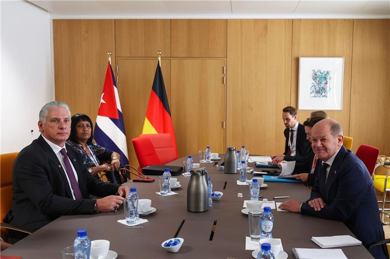Russlands Verbündete sorgen für Eklat bei Gipfel in Brüssel Bundeskanzler Olaf Scholz (r) sitzt mit Miguel Diaz-Canel, Präsident von Kuba, am Tisch.