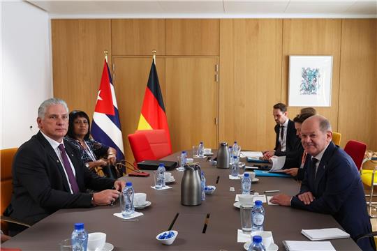 Bundeskanzler Olaf Scholz (r) sitzt mit Miguel Diaz-Canel, Präsident von Kuba, am Tisch.