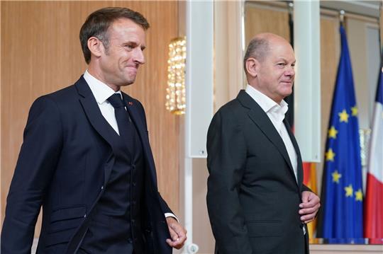 Bundeskanzler Olaf Scholz (r) und Frankreichs Staatspräsident Emmanuel Macron in Hamburg.