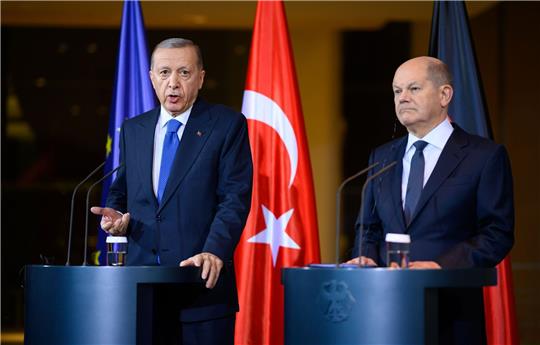 Bundeskanzler Olaf Scholz (r.) und Recep Tayyip Erdogan während ihrer gemeinsamen Pressekonferenz im Kanzleramt.