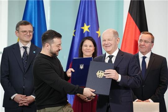 Bundeskanzler Olaf Scholz (r) und der ukrainische Präsident Wolodymyr Selenskyj haben ein langfristiges Sicherheitsabkommen beider Länder unterzeichnet.