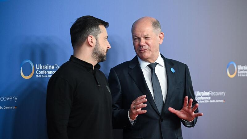 Krieg gegen die Ukraine: So ist die Lage Bundeskanzler Olaf Scholz (r.) und der ukrainische Wolodymyr Selenskyj bei der Internationalen Konferenz zum Wiederaufbau der Ukraine.