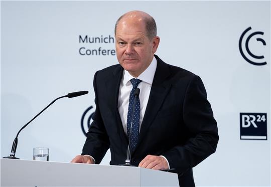 Bundeskanzler Olaf Scholz spricht auf der Münchner Sicherheitskonferenz.