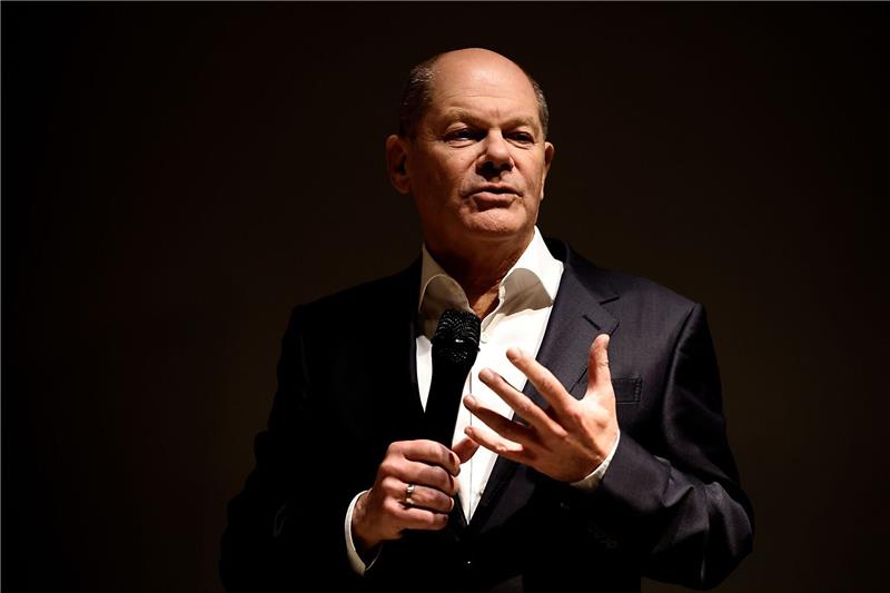 Bundeskanzler Olaf Scholz spricht in seiner Funktion als Bundestagsabgeordneter im Rahmen eines Wahlkreisgespräches mit Bürgerinnen und Bürgern.