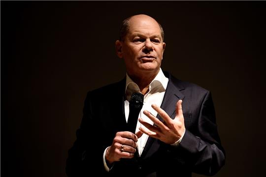 Bundeskanzler Olaf Scholz spricht in seiner Funktion als Bundestagsabgeordneter im Rahmen eines Wahlkreisgespräches mit Bürgerinnen und Bürgern.