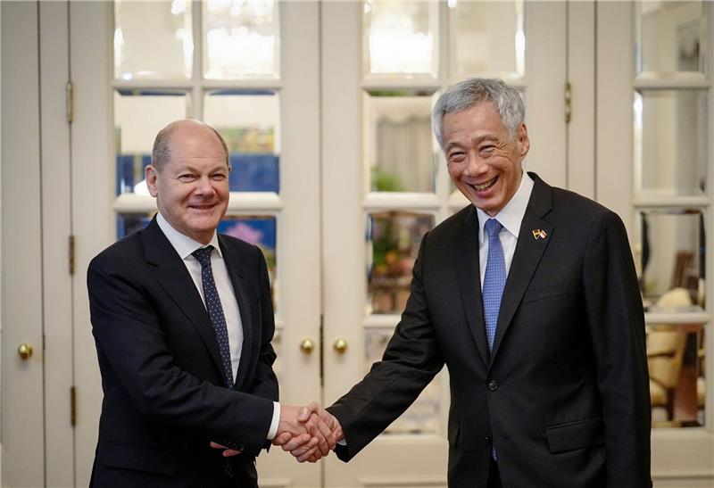Scholz bietet Asien-Pazifik-Region engere Partnerschaft an Bundeskanzler Olaf Scholz traf in Sigagur den Premierminister Lee Hsien Loong.