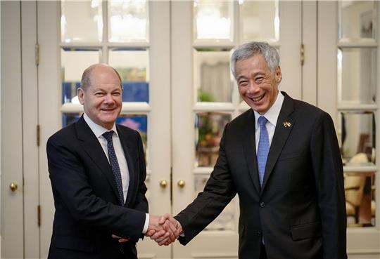 Bundeskanzler Olaf Scholz traf in Sigagur den Premierminister Lee Hsien Loong.