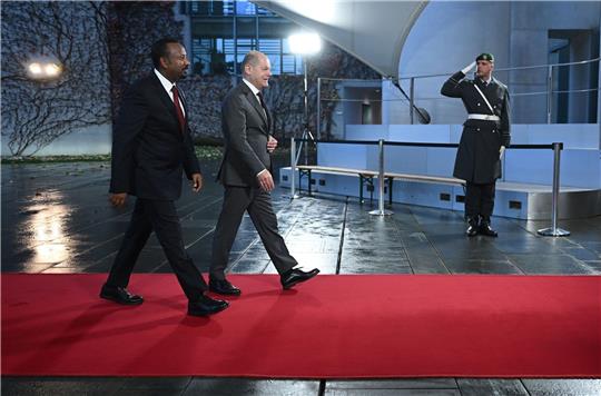 Bundeskanzler Olaf Scholz trifft Abiy Ahmed Ali (l), Ministerpräsident der Demokratischen Bundesrepublik Äthiopien. In Berlin findet die «Compact with Africa» - Konferenz G20 Investment Summit 2023 statt.