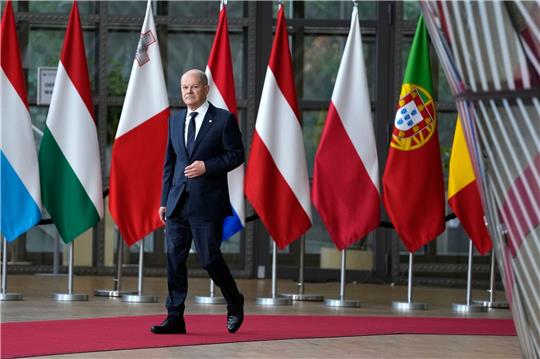 Bundeskanzler  Olaf Scholz trifft zum EU-Gipfel ein.