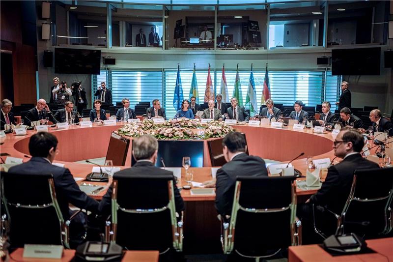 Deutschland schmiedet Partnerschaft mit Zentralasien Bundeskanzler Olaf Scholz und Außenministerin Annalena Baerbock (beide hinten) empfangen die Staatschefs aus Kasachstan, Kirgistan, Tadschikistan, Turkmenistan und Usbekistan zum Zentralasien-Gipfel im Kanzleramt.