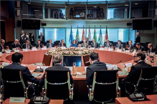 Bundeskanzler Olaf Scholz und Außenministerin Annalena Baerbock (beide hinten) empfangen die Staatschefs aus Kasachstan, Kirgistan, Tadschikistan, Turkmenistan und Usbekistan zum Zentralasien-Gipfel im Kanzleramt.