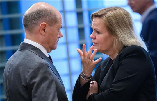 Bundeskanzler Olaf Scholz und Bundesinnenministerin Nancy Faeser beim Bund-Länder-Gipfel im Bundeskanzleramt zu Flüchtlingskosten.