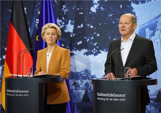 Bundeskanzler Olaf Scholz und EU-Kommissionspräsidentin Ursula von der Leyen geben nach dem ersten Tag der Klausurtagung eine Pressekonferenz.