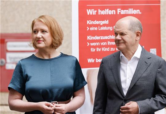 Bundeskanzler Olaf Scholz und Familienministerin Lisa Paus besuchen die Familienkasse Berlin-Brandenburg.
