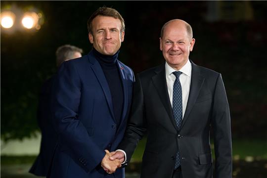 Bundeskanzler Olaf Scholz und Frankreichs Präsident Emmanuel Macron beim Staatsempfang in Berlin.