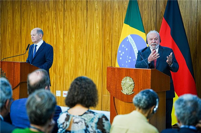 Lula verweigert Scholz Panzer-Munition für die Ukraine Bundeskanzler Olaf Scholz und Luiz Inacio Lula da Silvabei einer gemeinsamen Pressekonferenz in Brasilia.