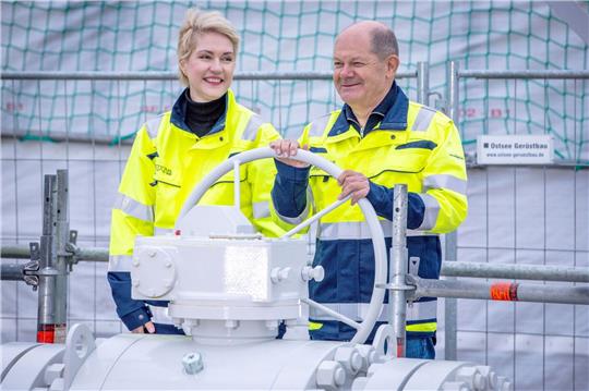 Bundeskanzler Olaf Scholz und MV-Ministerpräsidentin Manuela Schwesig geben symbolisch die Anlage frei.