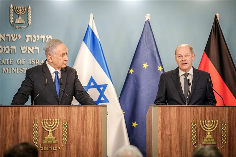 Scholz redet Netanjahu bei Israel-Besuch ins Gewissen Bundeskanzler Olaf Scholz und Ministerpräsident Benjamin Netanjahu (l) geben in Jerusalem ein gemeinsames Pressestatement.