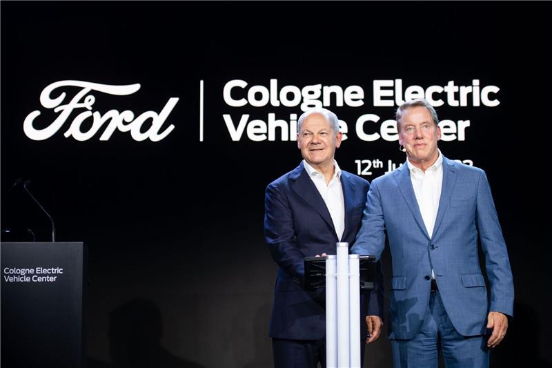 Auf in die Elektrozukunft: Ford eröffnet Werk in Köln Bundeskanzler Olaf Scholz und Verwaltungsratschef William Clay Ford Jr. (r) bei der Eröffnungsfeier in Köln.