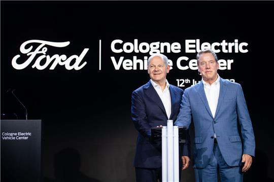 Bundeskanzler Olaf Scholz und Verwaltungsratschef William Clay Ford Jr. (r) bei der Eröffnungsfeier in Köln.