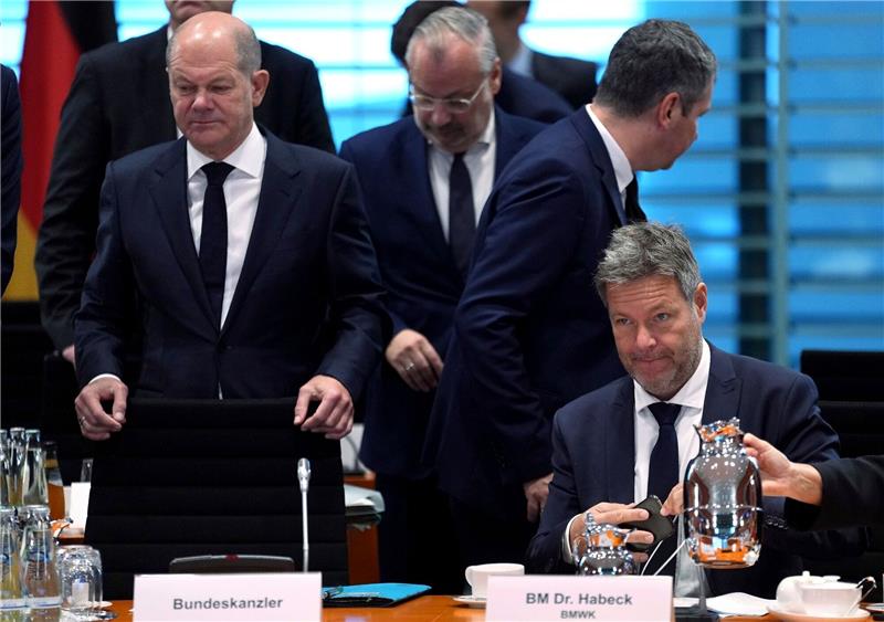 Kabinett gibt grünes Licht für AKW-Weiterbetrieb Bundeskanzler Olaf Scholz und Wirtschaftsminister Robert Habeck in Berlin.