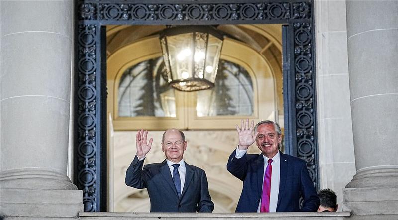 Scholz macht Druck für Handelsabkommen mit Südamerika Bundeskanzler Olaf Scholz und der argentinische Präsident Alberto Ángel Fernández im Außenministerium in Buenos Aires.