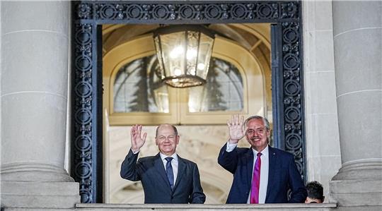 Bundeskanzler Olaf Scholz und der argentinische Präsident Alberto Ángel Fernández im Außenministerium in Buenos Aires.