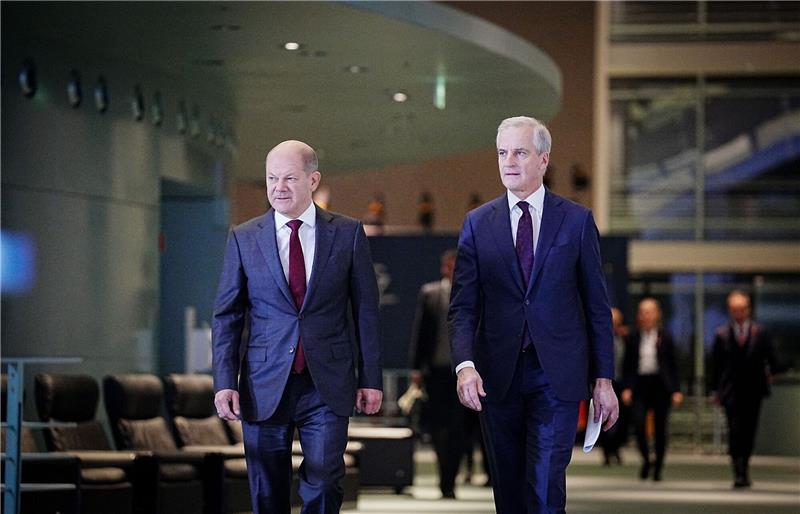 Nato soll Pipelines und Internetleitungen im Meer schützen Bundeskanzler Olaf Scholz und der norwegische Ministerpräsident Jonas Gahr Støre in Berlin.