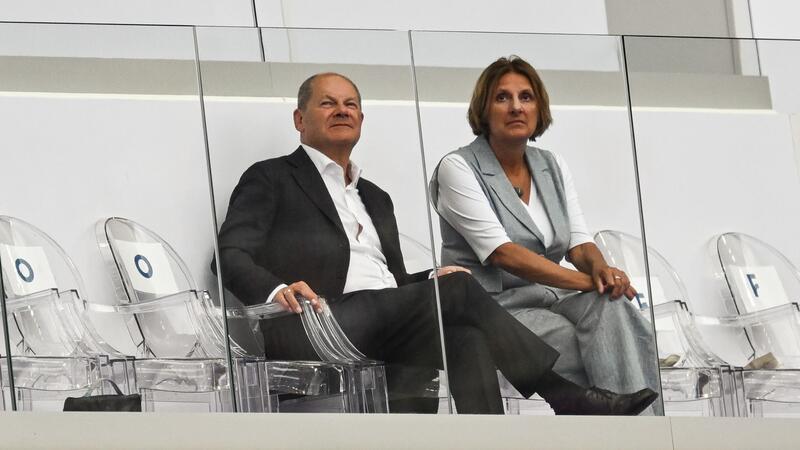 Bundeskanzler Olaf Scholz und seine Frau Britta Ernst sahen im Stade France unter anderem das Finale mit der deutschen 4x100-Meter-Staffel