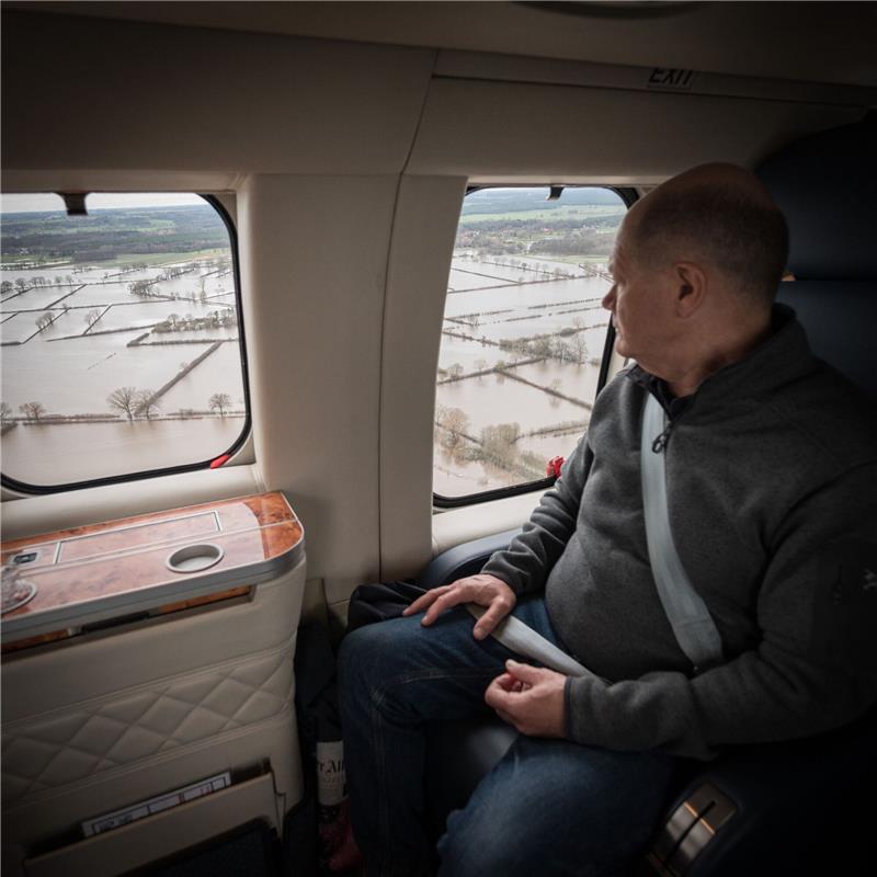 Bundeskanzler Scholz dankt Helfern in Hochwassergebieten Bundeskanzler Olaf Scholz verschafft sich beim Flug mit einem Helikopter einen Eindruck über die Hochwasserlage im Norden Niedersachsens.