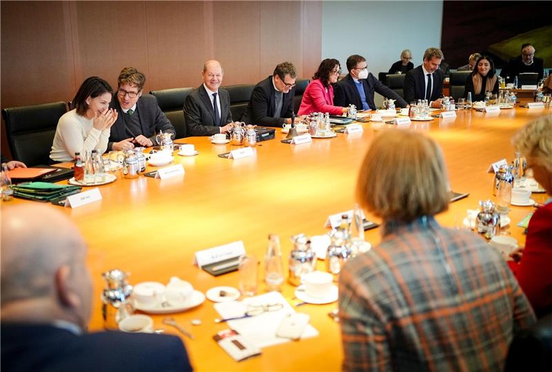 Scholz bedankt sich mit Zartbitter-Schokolade Bundeskanzler Olaf Scholz während der Sitzung des Kabinetts im Kanzleramt.
