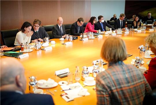 Bundeskanzler Olaf Scholz während der  Sitzung des Kabinetts im Kanzleramt.