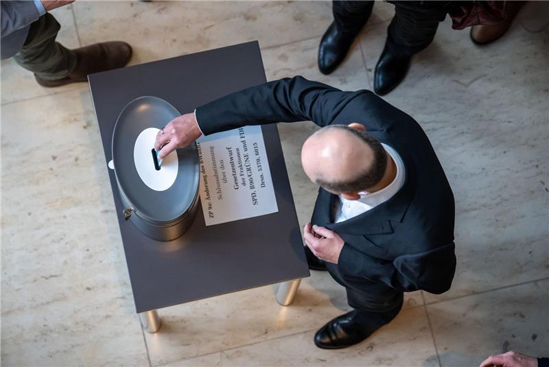 Bundeskanzler Olaf Scholz während seiner Stimmabgabe bei der namentlichen Abstimmung im Bundestag.
