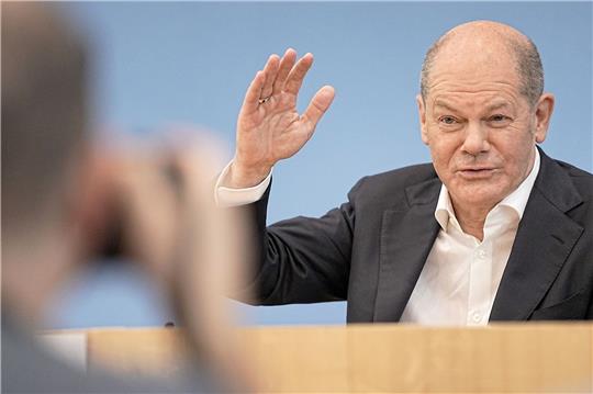 Bundeskanzler Olaf Scholz während seines Sommer-Interviews im Haus der Bundespressekonferenz.