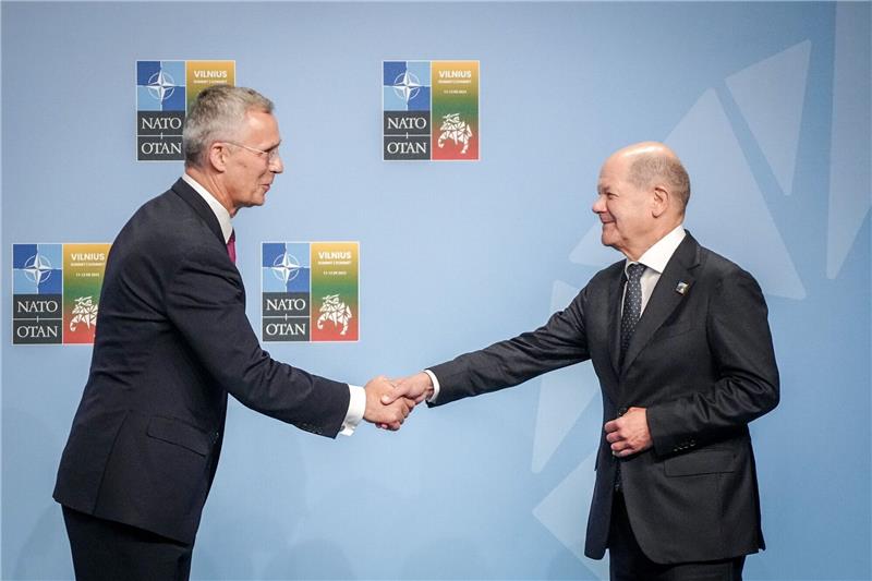 Scholz schnürt Waffenpaket für Ukraine Bundeskanzler Olaf Scholz wird in Vilnius von Nato-Generalsekretär Jens Stoltenberg (l) empfangen.