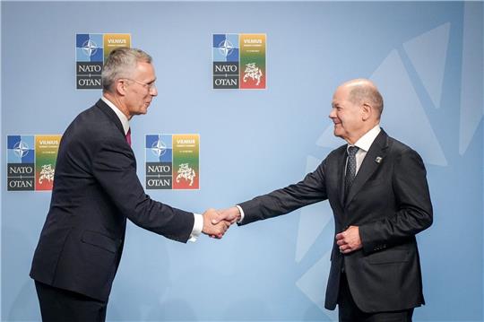 Bundeskanzler Olaf Scholz wird in Vilnius von Nato-Generalsekretär Jens Stoltenberg (l) empfangen.