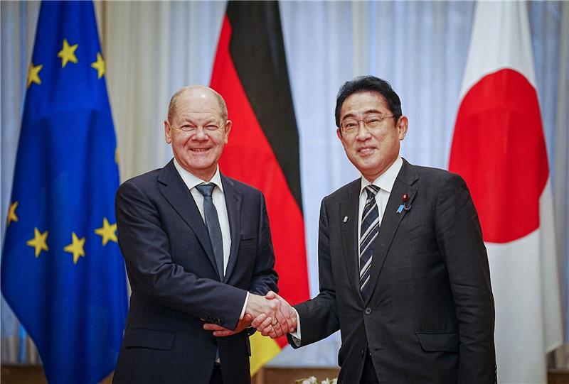 Deutschland und Japan vertiefen ihre Beziehungen Bundeskanzler Olaf Scholz wird von Fumio Kishida, dem japanischen Ministerpräsidenten, empfangen.