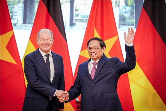 Bundeskanzler Olaf Scholz wird von Vietnams Premierminister Pham Minh Chinh (r) empfangen.