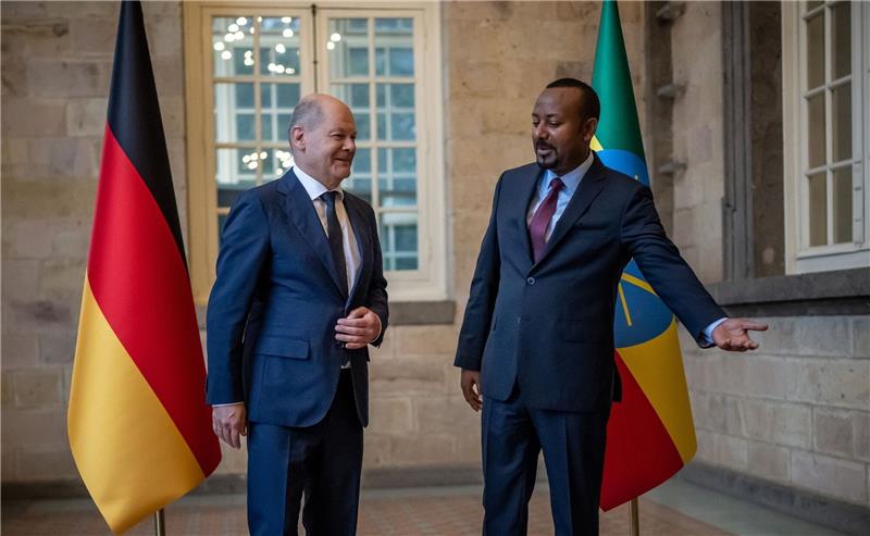 Scholz will Afrikanische Union in G20 aufnehmen Bundeskanzler Olaf Scholz wird von dem äthiopischen Ministerpräsidenten Abiy Ahmed begrüßt.