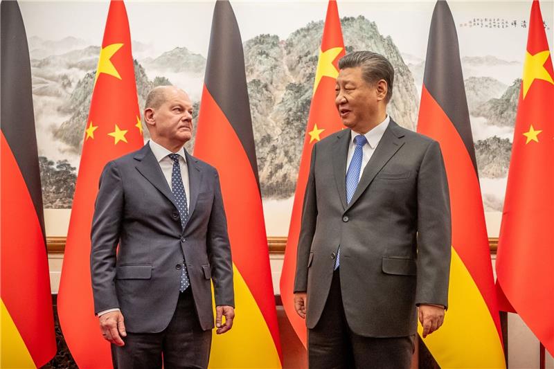 Scholz und Xi wollen Frieden in der Ukraine Bundeskanzler Olaf Scholz wird von dem chinesischen Staatspräsidenten Xi Jinping im Staatsgästehaus empfangen.