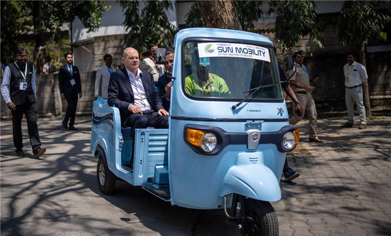 Scholz will mehr Zuwanderung von IT-Fachkräften aus Indien Bundeskanzler Olaf Scholz wünscht sich mehr Zuwanderung von indischen IT-Fachkräften nach Deutschland.