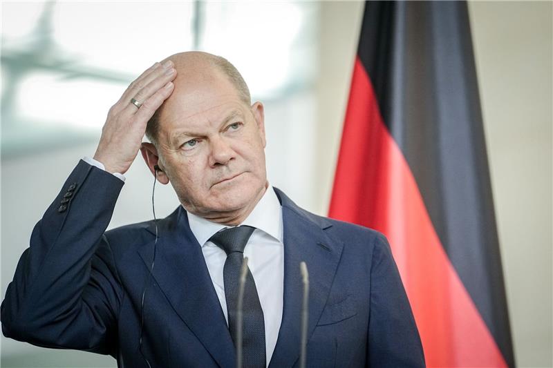 Mann umarmt Kanzler Scholz: „Nicht als dramatisch empfunden” Bundeskanzler Olaf Scholz wurde bei dem Zwischenfall nicht verletzt.