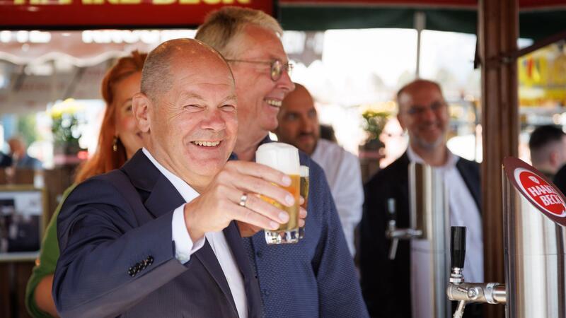Scholz gewinnt Stoppelmarkt-Publikum mit Selbstironie Bundeskanzler Olaf Scholz zeigt sich beim Besuch des Stoppelmarkts in Vechta von seiner humorvollen Seite.