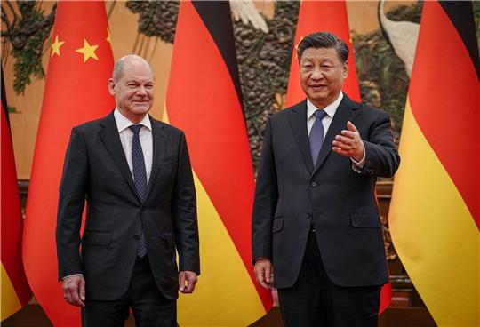 Bundeskanzler Olaf Scholz zusammen mit Chinas Präsident Xi Jinping in der Großen Halle des Volkes in Peking. (Archiv)