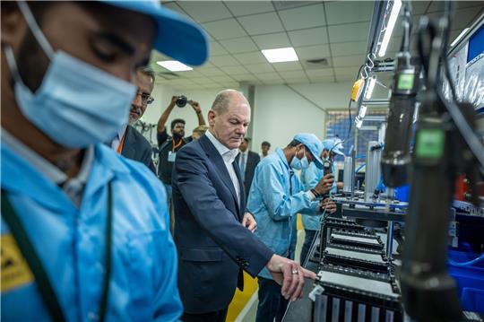 Bundeskanzler Scholz besichtigt das Unternehmen Sun Mobility im indischen Silicon Valley Bengaluru.