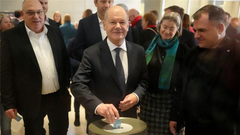 Steinmeier verkündet Neuwahlentscheidung Bundeskanzler Scholz – hier bei der Stimmabgabe – wollte die Vertrauensfrage verlieren. (Archivbild)