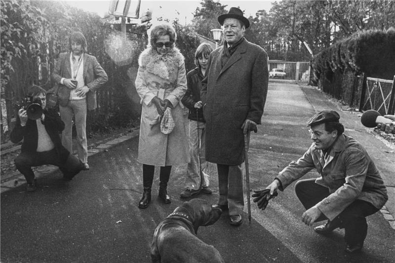 Der Kanzler und sein Spion: 50 Jahre Guillaume-Affäre Bundeskanzler Willy Brandt und Familie werden beim Spaziergang von Günter Guillaume (r) begleitet.