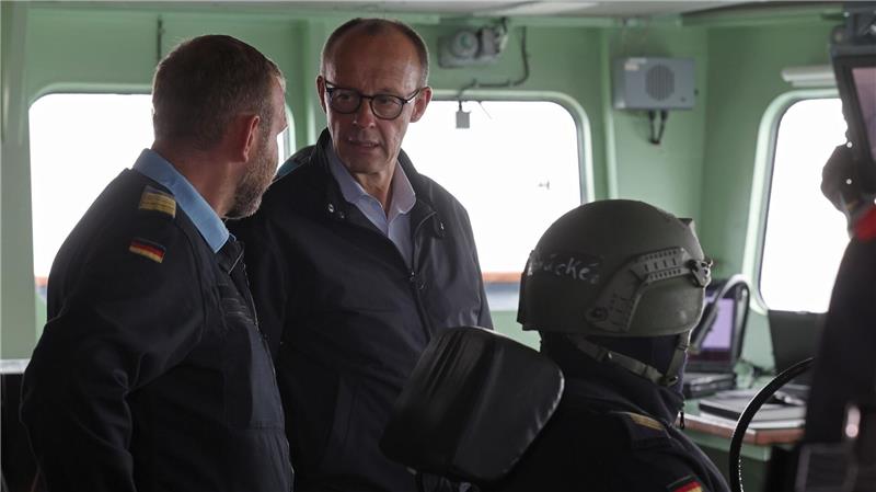 Bundeskanzler auf der Brücke der Fregatte „Bayern“.